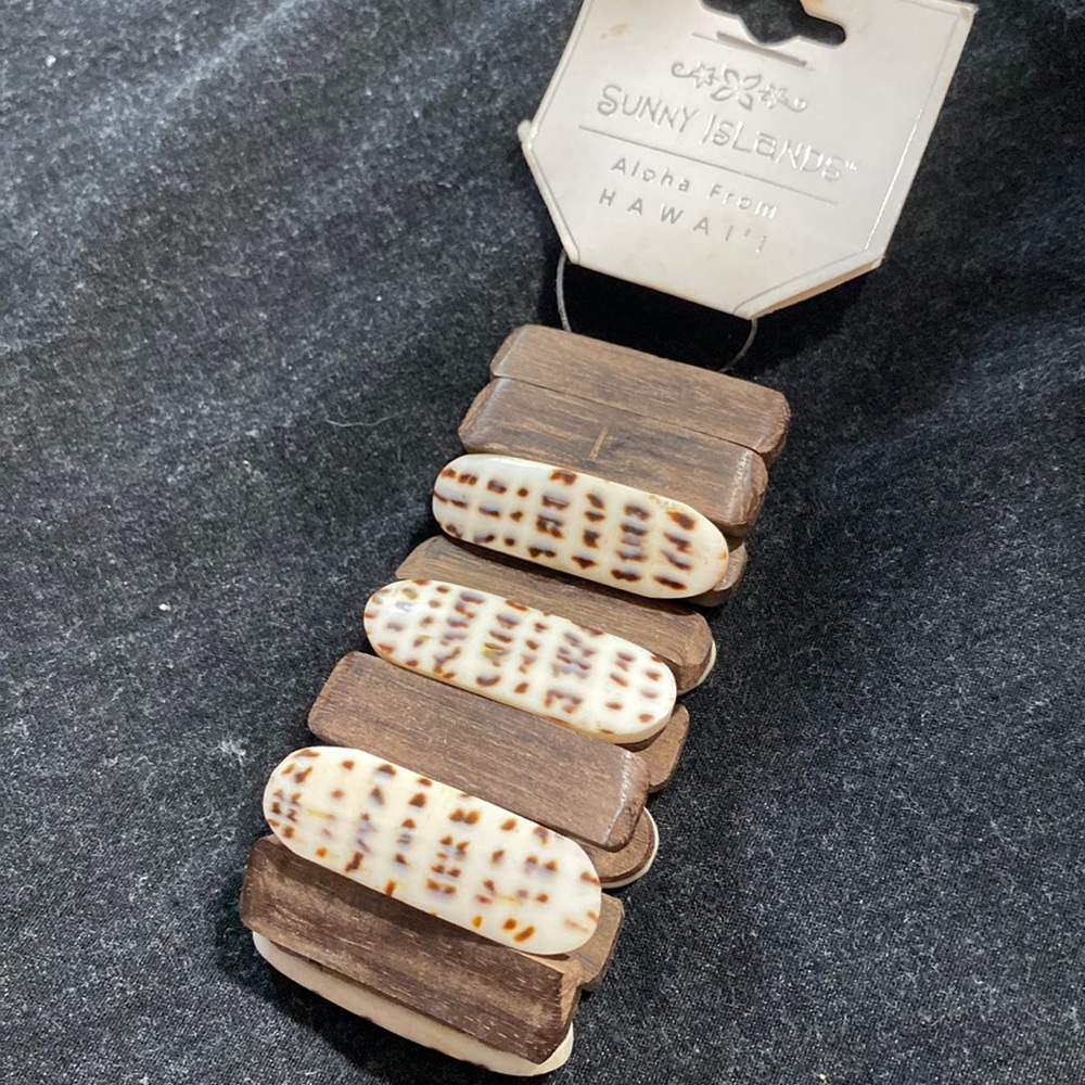 Hawaiian wood and shell bracelet